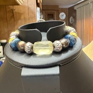 Elegant Beaded Bracelet with Silver Accents​